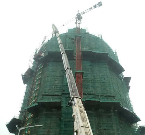 白山市吊车在工地上作业